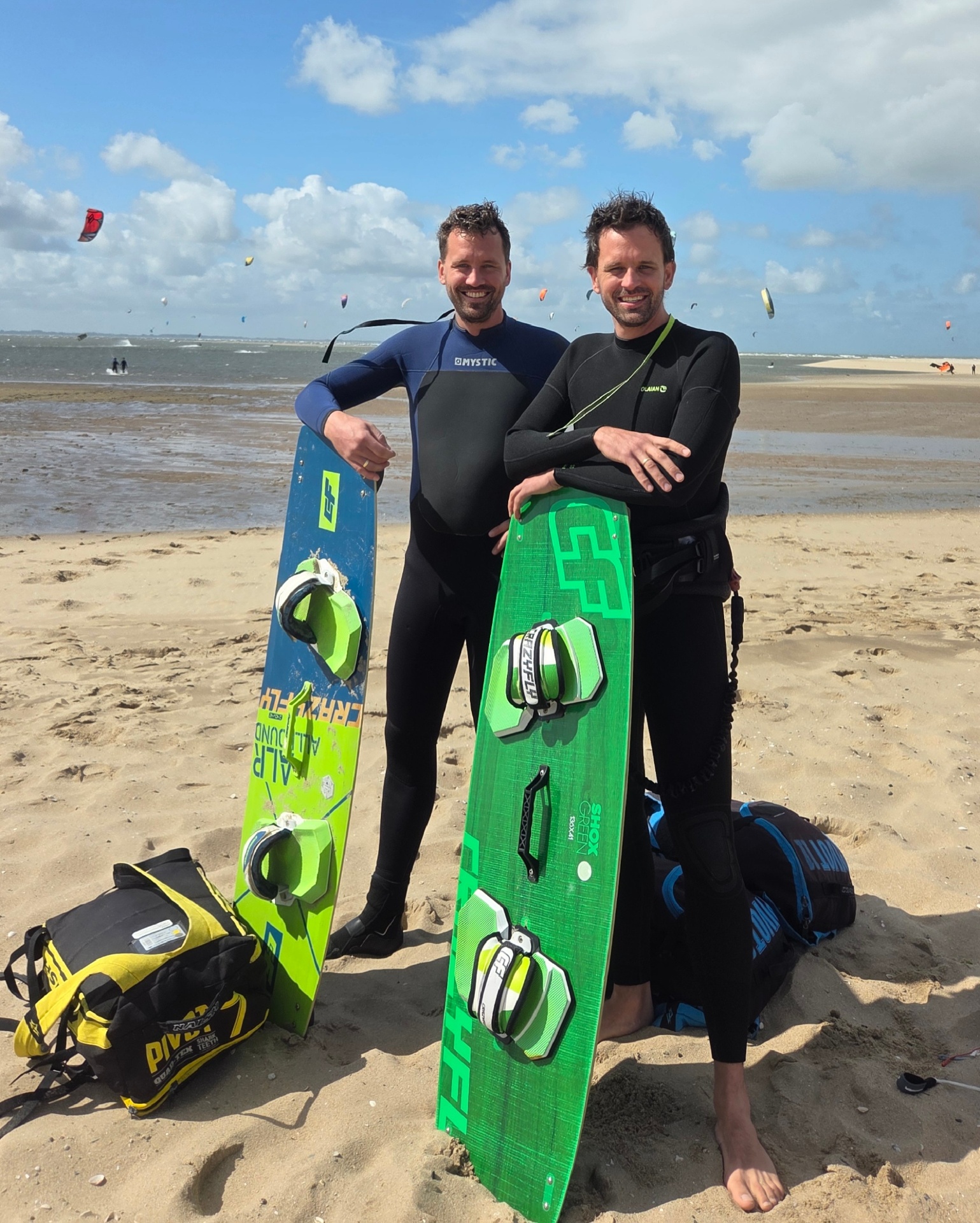 De riders van Kite for Hope klaar voor hun kitesurf-uitdaging aan het strand